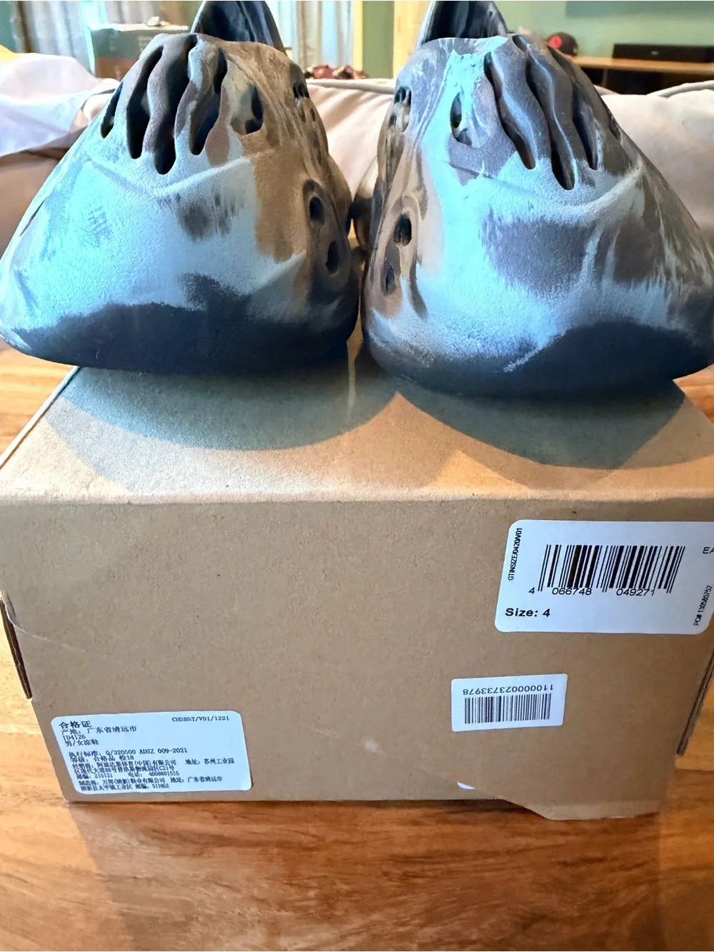 Adidas Originals Yeezy Foam Runner 'MX Cinder' men’s size 4 lightly warn